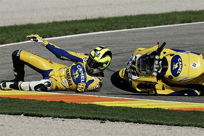 Rossi derrapa sobre el asfalto tras caerse, ayer en el comienzo de la carrera