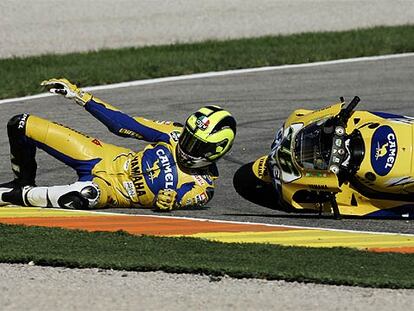Rossi derrapa sobre el asfalto tras caerse, ayer en el comienzo de la carrera