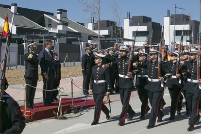 El jefe del Estado Mayor de la Armada, en el palco de autoridades, junto al alcalde de Boadilla, este sábado, durante la inauguración de una rotonda