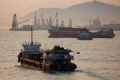 Un buque portacontendedores navega en Hong Kong (China).