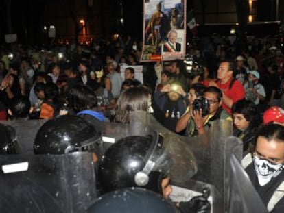 Cientos de personas protestan este jueves frente al tribunal electoral.