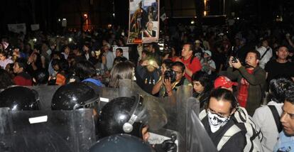 Cientos de personas protestan este jueves frente al tribunal electoral.