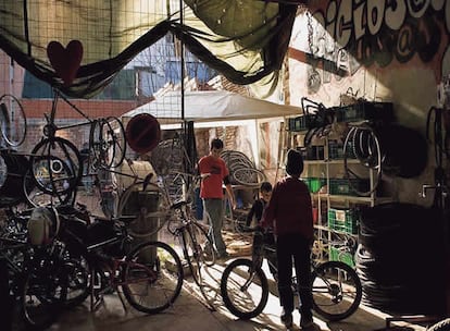 Los jóvenes de la zona ocuparon un solar abandonado y en él nació el taller de bicis, donde se reúnen centenares de ellos cada sábado para intercambiar piezas e ideas.