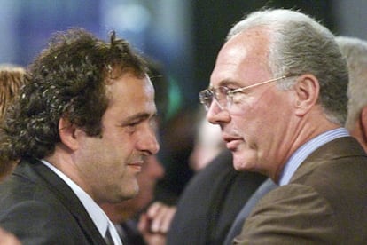 Platini y Beckembauer se saludan durante una reunión ejecutiva de la FIFA.