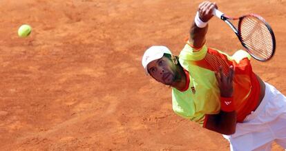 Verdasco saca durante su partido con Dogig.