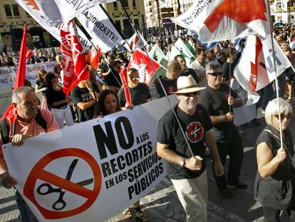 Protesta de funcionarios en Valencia contra los recortes.