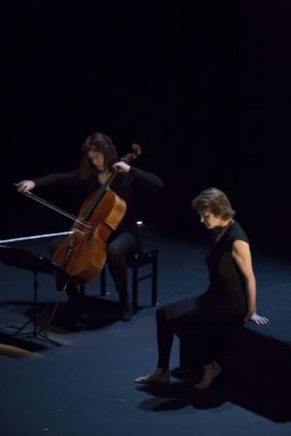 Charlotte Rampling, durante su recital poético en Pamplona, junto a la violonchelista Sonia Wieder-Atherton.
