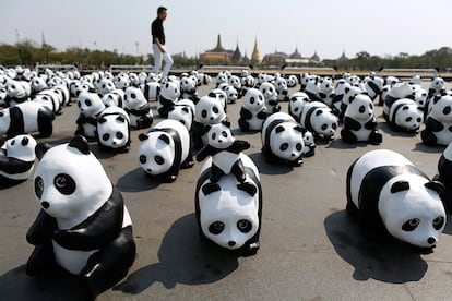 Miles de osos panda de papel diseñados por el artista francés Paulo Grangeon, en colaboración con el Fondo Mundial para la Naturaleza (WWF), expuestos en el centro de Bangkok (Tailandia). La instalación fue creada para trasladar un mensaje de alerta y concienciación sobre la trágica realidad que viven los osos panda, con tan solo 1.600 ejemplares existentes en el planeta.