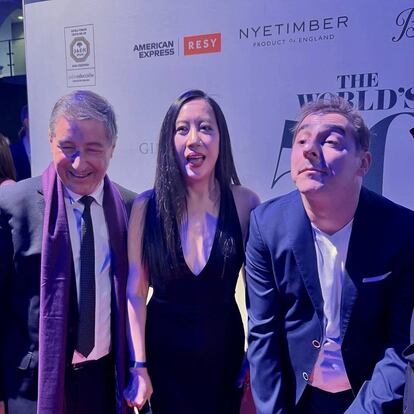 Los hermanos Roca, de El Celler de Can Roca, junto a una periodista coreana.