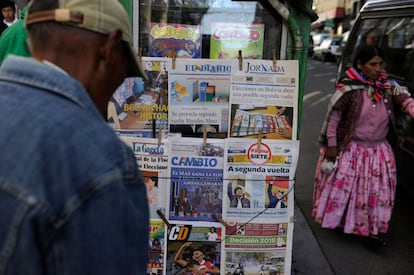 Una edición de ‘Página Siete’ en un puesto de periódicos de La Paz, Bolivia, durante las elecciones de octubre de 2019