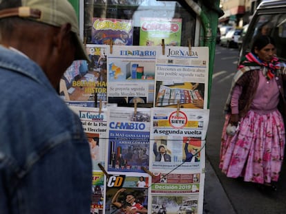 Una edición de ‘Página Siete’ en un puesto de periódicos de La Paz, Bolivia, durante las elecciones de octubre de 2019.
