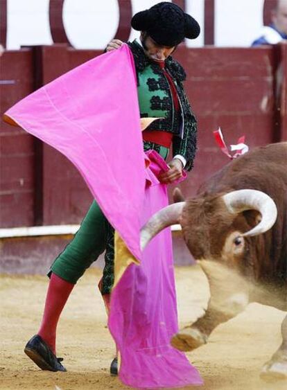 Morante de la Puebla, en la lidia a su primer toro.