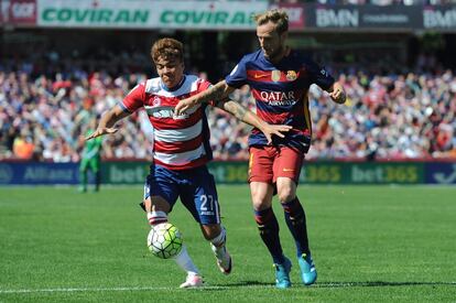 Peñaranda e Rakitic disputam a bola.