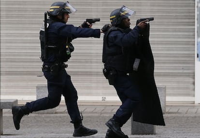 La Fiscalía de París confirmó que una mujer se suicidó haciendo estallar su cinturón de explosivos y cinco personas fueron detenidas en Saint-Denis.