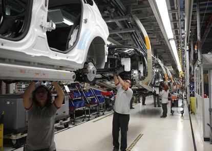 Trabajadores en una línea de ensamblaje de la planta de Seat en Martorell (Barcelona).