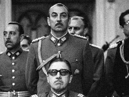 Augusto Pinochet, junto a sus ayudantes, el 19 de septiembre de 1973, ocho días después del golpe que encabezó.