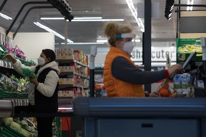 Puesto de verdura en un supermercado de Madrid.