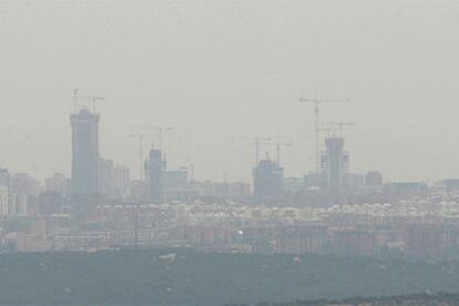 Una imagen de la contaminación de la ciudad tomada ayer desde la A-3.