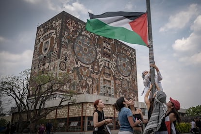 Estudiantes alzan una bandera palestina en la UNAM, este jueves.