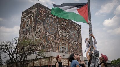 Estudiantes alzan una bandera palestina en la UNAM, este jueves.