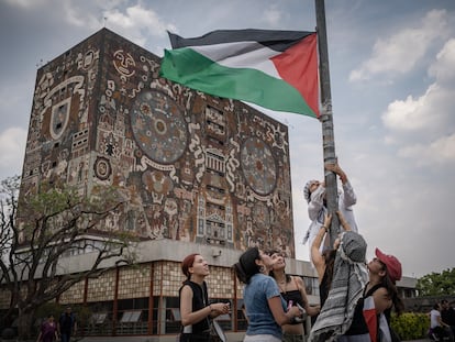 Estudiantes alzan una bandera palestina en la UNAM, este jueves.
