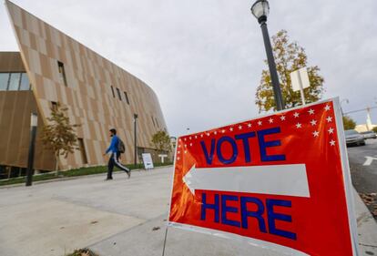 Un votante llega a un colegio electoral en el Centro para los Derechos Civiles y Humanos en el centro de Atlanta, Georgia (EEUU), hoy, 8 de noviembre de 2016. Los estadounidenses eligen hoy a su próximo presidente entre la demócrata Hillary Clinton y el republicano Donald Trump. Clinton, ex secretaria de Estado y ex primera dama, parte en estos comicios con una ventaja de 3,2 puntos porcentuales frente al polémico magnate neoyorquino Donald Trump, según la media ponderada de encuestas que realiza la web Real Clear Politics. EFE/Erik S. Lesser