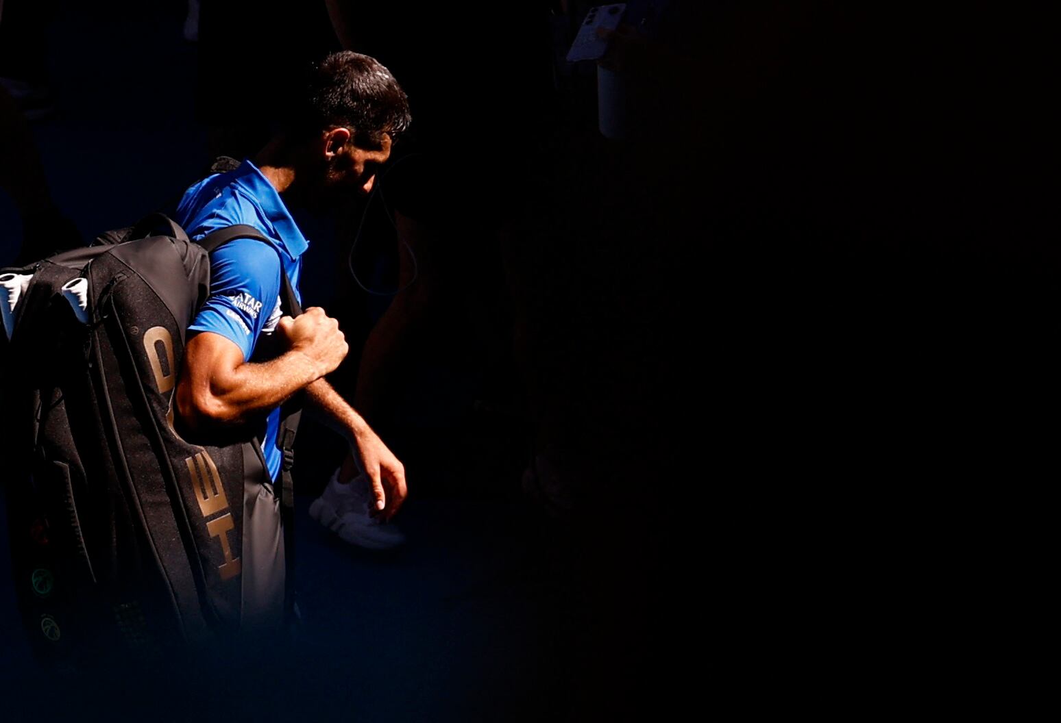Djokovic cede entre silbidos ante su muslo, el dolor y el finalista Zverev
