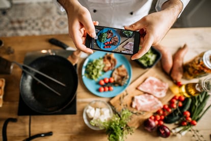 Aunque comer es una experiencia física, no se ha librado del mundo virtual.