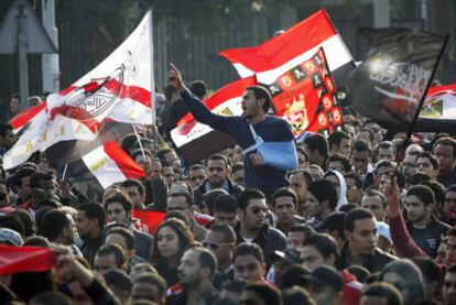 Los manifestantes ondean banderas egipcias y del Ahly y el Zamalek en la plaza de Tahrir.