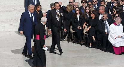 El presidente de EEUU, Donald Trump, y su esposa Melania, llegan al funeral del papa Francisco.