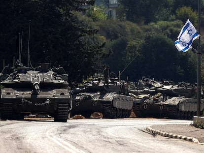 Tanques israelíes apostados en la carretera que lleva a la frontera con Líbano, al norte de Israel, el jueves.