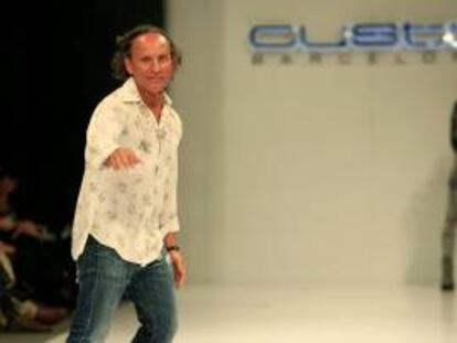 El diseñador español Custo Dalmau saluda al público luego de presentar su colección "La Bella y la Bestia", durante la segunda jornada del VI Congreso Latinoamericano de Moda Cartagena Colombia, Ixel Moda.
