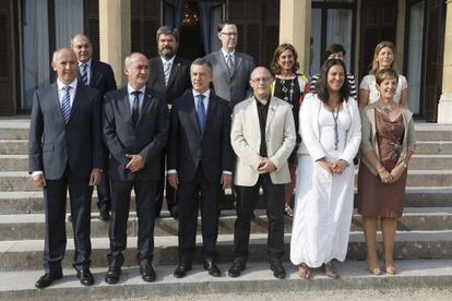 El 'lehendakari', Iñigo Urkullu, posa junto a los miembros de su Gobierno a y los principales representantes institucionales de Gipuzkoa y San Sebastián.