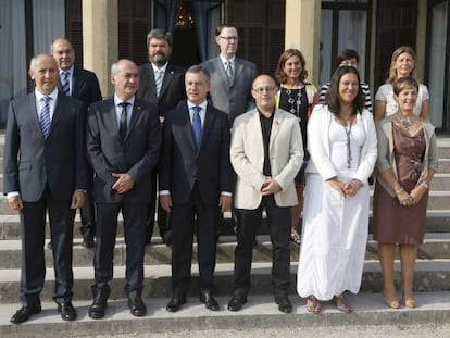 El 'lehendakari', Iñigo Urkullu, posa junto a los miembros de su Gobierno a y los principales representantes institucionales de Gipuzkoa y San Sebastián.