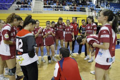 Las jugadoras del club de balonmano Alcobendas, durante un tiempo muerto de un partido.