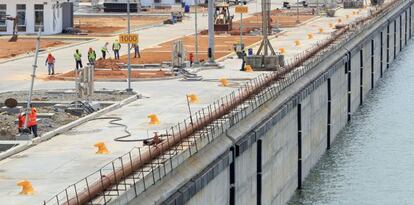 Vista general de una nueva esclusa del proyecto de ampliaci&oacute;n del Canal de Panam&aacute;, en la vertiente del Pac&iacute;fico.