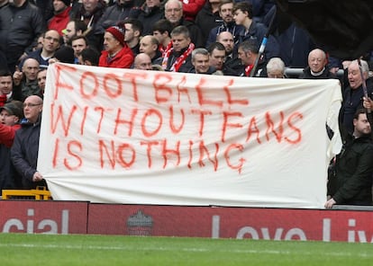 Aficionados del Liverpool muestran una pancarta con el lema: &quot;El f&uacute;tbol sin aficionados no es nada&quot;