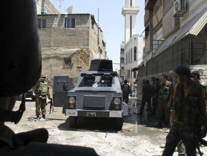 Soldados del ej&eacute;rcito sirio controlan una calle en Damasco, el 20 de julio.