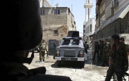 Soldados del ej&eacute;rcito sirio controlan una calle en Damasco, el 20 de julio.