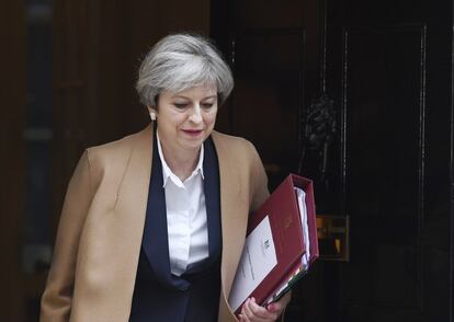 La primera ministra británica, Theresa May, sale del número 10 de Downing Street para acudir al Parlamento e informar de la activación del 'Brexit', la salida del Reino Unido de la Unión Europea, nueve meses después de que los ciudadanos de este país lo acordaran en las urnas. 29 de marzo de 2017.