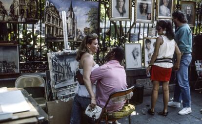 Un pintor callejero en Jackson Square. En esta plaza, construida siguiendo el modelo de la plaza de los Vosgos de París, tuvo lugar la histórica compra de Luisiana. En 1803, el primer cónsul Napoleón Bonaparte (lo de emperador no vino hasta un año más tarde) vendió a Estados Unidos los territorios franceses que estaba a punto de perder ante los ingleses. 2.114.476 kilómetros cuadrados por un precio de 15 millones de dólares