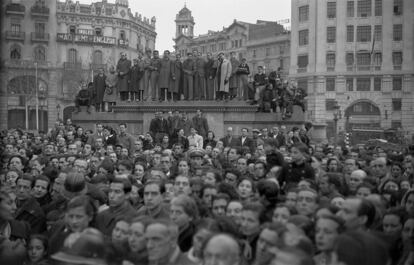 Público congregado para la misa de campaña en la Plaza de Cataluña de Barcelona, el 27 de enero de 1939, en una imagen inédita. Casi la tercera parte de las fotografías que recoge el libro son de Cataluña.
