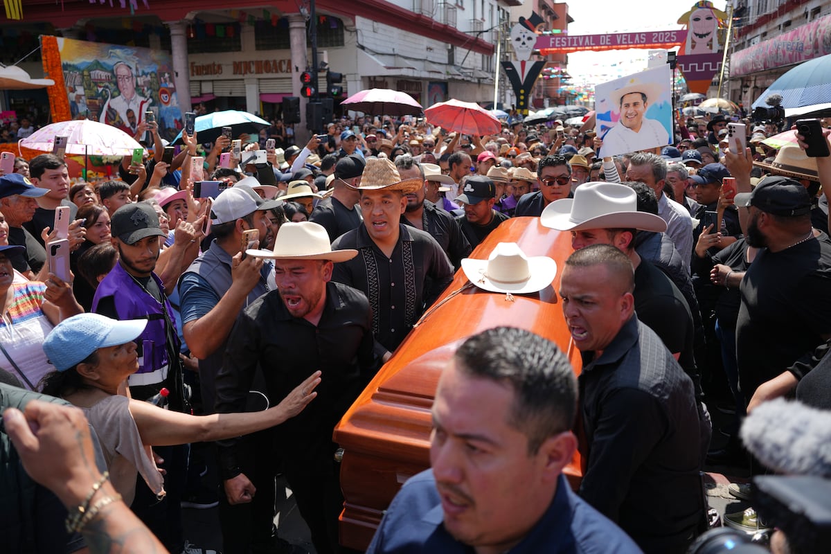 Uruapan exige justicia por el asesinato de Carlos Manzo | Fotos | EL ...