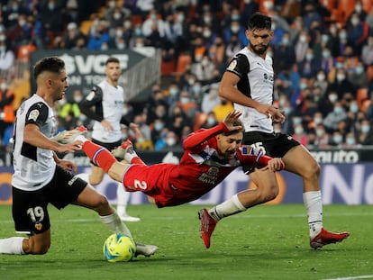 Hugo Duro comete penalti ante Jofre Carreras, este viernes en Mestalla.