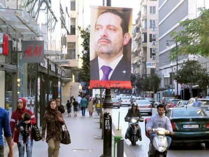 Un cartel del primer ministro liban&eacute;s, Saad al-Hariri, en las calles de Beirut.