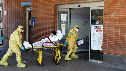 Dos sanitarios trasladan a una paciente al hospital Severo Ochoa de Leganés.