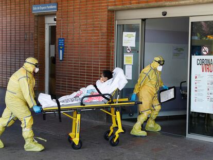 Dos sanitarios trasladan a una paciente al hospital Severo Ochoa de Leganés.