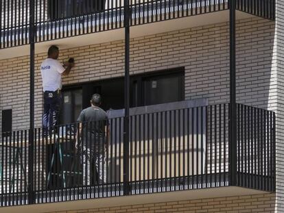 Obras en una promoci&oacute;n de vivienda social, en la calle Constituci&oacute;n de Barcelona.