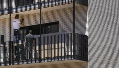 Obras en una promoción de vivienda social, en la calle Constitución de Barcelona.
