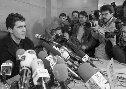 El ciclista Miguel Induráin anuncia su retira del ciclismo profesional durante una rueda de prensa ofrecida en Pamplona, el 2 de enero de 1997.